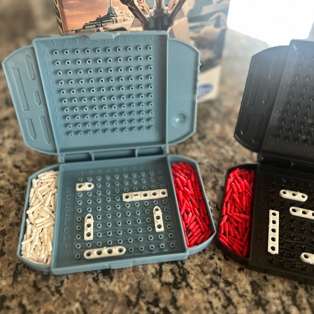 Hasbro Gaming Battleship Small Grab & Go Game - Blue and White - Picture 5 of 5